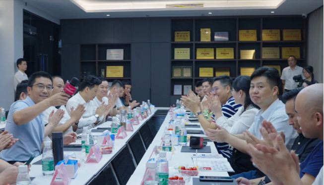 此次考察活動不僅讓廣東省門窗協(xié)會的成員們更深入地了解了榮基密封膠條的研發(fā)和生產(chǎn)過程，也讓他們深切感受到了榮基26年來一直堅持的“以技術(shù)取勝”的初心。高質(zhì)量發(fā)展已經(jīng)成為時代主題，門窗行業(yè)的提升也是不可逆轉(zhuǎn)的趨勢。榮基愿與門窗企業(yè)攜手同行，共同為人們提供更高品質(zhì)的生活保障。