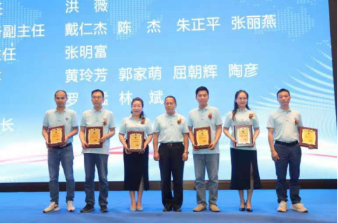 由中國塑料加工工業(yè)協(xié)會主辦，中國塑協(xié)密胺塑料制品專委會承辦的中國塑協(xié)密胺塑料制品專委會第二次會員大會暨密胺塑料制品高質量發(fā)展研討會于9月16日在浙江·臺州喜來登酒店隆重召開。這次盛會吸引了來自全國各地的100余家生產(chǎn)企業(yè)、科研機構、檢測認證機構以及貿(mào)易企業(yè)的代表，匯聚了塑料行業(yè)的精英。
