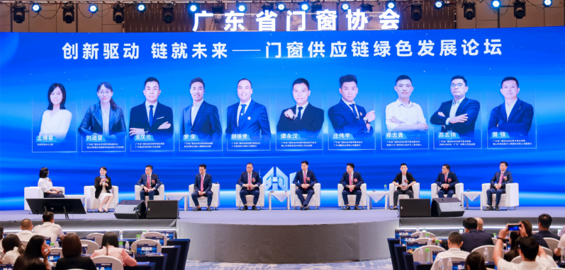 在供應鏈主題論壇環(huán)節(jié)，榮基總經(jīng)理劉進容表示，公司一直在思考如何在傳承與創(chuàng)新之間找到平衡。榮基堅守著解決門窗密封性問題的初衷，同時不斷優(yōu)化產(chǎn)品，助力門窗行業(yè)實現(xiàn)綠色可持續(xù)發(fā)展。他還強調(diào)了榮基在技術(shù)領(lǐng)域的提升，使公司在競爭激烈的市場中取得逆勢增長的成就。