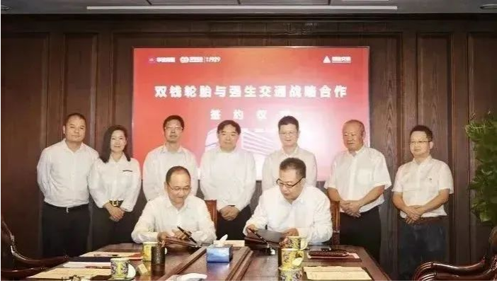 雙錢(qián)輪胎集團(tuán)有限公司與上海強(qiáng)生交通(集團(tuán))有限公司舉行戰(zhàn)略合作簽約儀式。標(biāo)志著兩家企業(yè)之間的深厚淵源將在新的領(lǐng)域迎來(lái)更深入的合作。