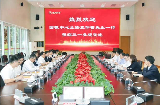 國橡中心主任、賽輪集團(tuán)名譽(yù)董事長袁仲雪于9月26日到三一集團(tuán)進(jìn)行訪問，與三一集團(tuán)黨委書記、輪值董事長、三一重工董事長向文波進(jìn)行了深入交流。