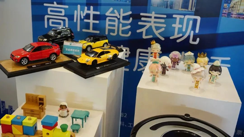 其中，與故宮聯(lián)名的三棵樹展示了中國漆和中國色的魅力，立邦則以科技創(chuàng)新和低碳發(fā)展為主題展示了裝配式節(jié)能裝飾一體化解決方案。紫荊花全方位展示了其品牌及產(chǎn)品實力，包括家裝涂料、工程涂料、藝術(shù)涂料、玩具涂料、家具涂料、防腐涂料等。