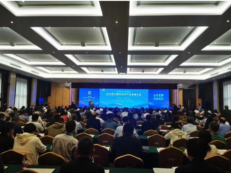 近日，濮陽市舉辦的2023亞太國際涂料產(chǎn)業(yè)發(fā)展大會在濮陽迎賓館盛大舉行。本次大會的主題定為“合作發(fā)展，共塑未來”，吸引了近400位來自國內(nèi)外涂料行業(yè)的專家學(xué)者、企業(yè)代表以及政府官員。