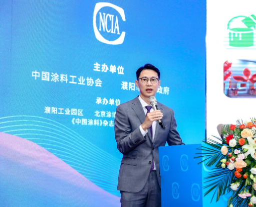 大會上，葉氏化工集團的行政總裁葉鈞先生發(fā)表了題為“傳統(tǒng)產(chǎn)業(yè)的新機遇”的精彩演講。他首先回顧了葉氏化工集團過去50年的發(fā)展歷程，該集團專注于化工行業(yè)，如今已成為全球最大的醋酸酯類溶劑廠商、中國排名第一的油墨生產(chǎn)商、中國領先的涂料制造商和汽車潤滑油品牌之一。然而，葉氏化工集團也積極應對中國經(jīng)濟新階段的挑戰(zhàn)，采取了一系列措施，以謀求更大的發(fā)展突破。