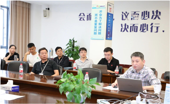會(huì)議指出，必須繼續(xù)在基礎(chǔ)市場(chǎng)工作方面下功夫，維護(hù)客戶關(guān)系，積極參與市場(chǎng)，了解客戶需求，以卓越的服務(wù)推動(dòng)銷售。同時(shí)，也強(qiáng)調(diào)了需要不斷構(gòu)建適應(yīng)自身特點(diǎn)的創(chuàng)新技術(shù)體系，增加核心工藝的研發(fā)力度，為客戶提供智能高效的三力士產(chǎn)品解決方案。
