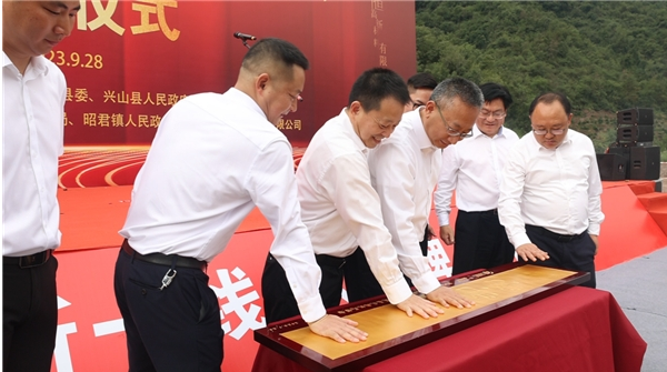 湖北以恒高新材料有限公司將積極追求數(shù)字化和智能化車間的建設(shè)，實現(xiàn)生產(chǎn)方式的現(xiàn)代化升級。數(shù)字化車間將能夠?qū)崟r監(jiān)控生產(chǎn)數(shù)據(jù)，進(jìn)行精準(zhǔn)分析和生產(chǎn)參數(shù)的優(yōu)化，從而提高生產(chǎn)效率和經(jīng)營效益。智能化車間則將實現(xiàn)自動化生產(chǎn)流程，以提高產(chǎn)品質(zhì)量。通過數(shù)字化和智能化車間的建設(shè)，以恒將跟隨時代的步伐，邁向更高效、更具競爭優(yōu)勢的生產(chǎn)模式，為公司創(chuàng)造更豐厚的收益。