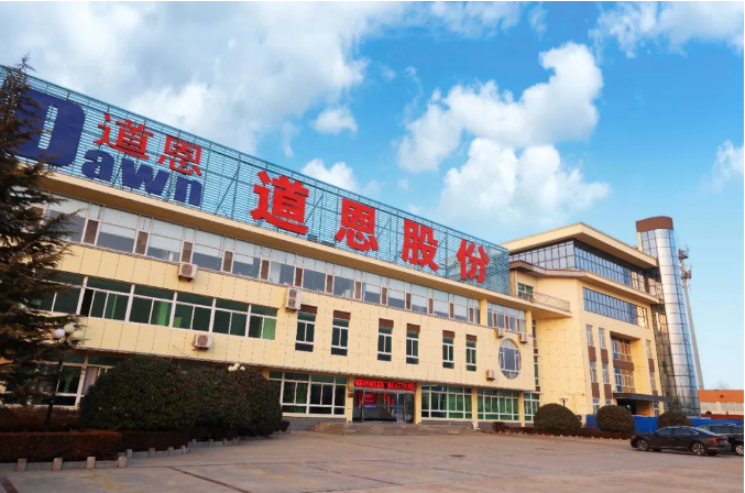 山東道恩高分子材料股份有限公司在最近舉行的業(yè)績說明會上表示，公司色母?，F(xiàn)有產(chǎn)能2.7萬噸，2023年上半年色母粒業(yè)務板塊實現(xiàn)營業(yè)收入7501.85萬元，主要客戶包括海爾和海信等知名企業(yè)。