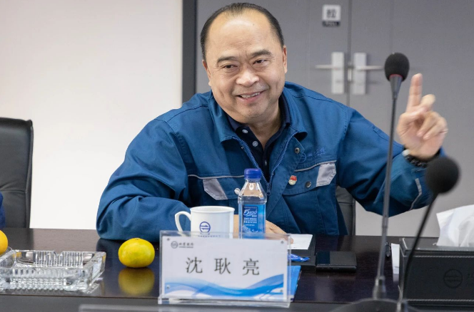 在座談會(huì)上，董事長沈耿亮熱烈歡迎領(lǐng)導(dǎo)一行的到來，并對(duì)省、市領(lǐng)導(dǎo)一直以來的關(guān)心和支持表示感激。圍繞著"兩業(yè)融合"的主題，他詳細(xì)介紹了公司的生產(chǎn)經(jīng)營情況、各項(xiàng)投資項(xiàng)目的建設(shè)進(jìn)展以及產(chǎn)業(yè)鏈的延伸發(fā)展規(guī)劃。沈董表示，政府對(duì)民營經(jīng)濟(jì)的高度重視是企業(yè)穩(wěn)步發(fā)展的動(dòng)力。雙箭股份將繼續(xù)專注于主營業(yè)務(wù)，在物料輸送領(lǐng)域不斷深耕，積極響應(yīng)省政府提出的"兩業(yè)融合"倡議，發(fā)揮龍頭企業(yè)的示范作用，緊抓發(fā)展機(jī)遇，提升市場競爭力和行業(yè)影響力，積極推動(dòng)浙江民營企業(yè)參與構(gòu)建新的發(fā)展格局。