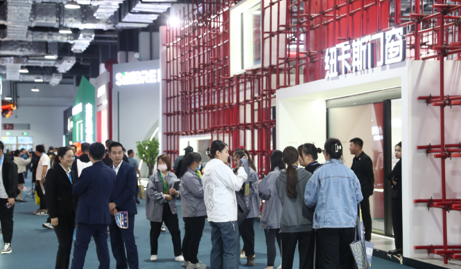 第一天，也就是10月12日，中國建博會(huì)(臨朐)以及中國(臨朐)家居門窗博覽會(huì)正式拉開帷幕。協(xié)會(huì)代表團(tuán)應(yīng)邀參加了開幕式，并親臨展會(huì)現(xiàn)場(chǎng)，積極參觀了各個(gè)展位。這次臨朐家居門窗博覽會(huì)集結(jié)了門窗產(chǎn)業(yè)鏈上、中、下游的700多家知名品牌企業(yè)，占地5.2萬平方米，展示了包括系統(tǒng)門窗、全鋁家居等在內(nèi)的10多個(gè)門類產(chǎn)品。這一盛會(huì)可謂是對(duì)華東地區(qū)家居門窗行業(yè)全產(chǎn)業(yè)鏈產(chǎn)品布局的生動(dòng)展示，呈現(xiàn)出該地區(qū)門窗市場(chǎng)的繁榮和潛力。