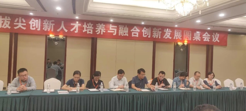 此外，論壇期間還召開了“拔尖創(chuàng)新人才培養(yǎng)與融合創(chuàng)新發(fā)展圓桌會議”，孫洪廣黨委書記主持了會議。與會代表，包括橡膠教研室的老師、知名企業(yè)家以及技術(shù)骨干等30余人，共同討論了學(xué)校卓越工程師培養(yǎng)模式、新型人才培養(yǎng)方案修訂、實(shí)訓(xùn)基地建設(shè)等議題。通過激烈的討論，會議形成了10余條有益的建議。孫洪廣總結(jié)表示，學(xué)校和企業(yè)將繼續(xù)發(fā)揮各自的優(yōu)勢，拓寬合作領(lǐng)域，未來在學(xué)科建設(shè)、教育培訓(xùn)和科研合作等方面深化合作，為橡膠行業(yè)的高質(zhì)量發(fā)展提供有力的支持。