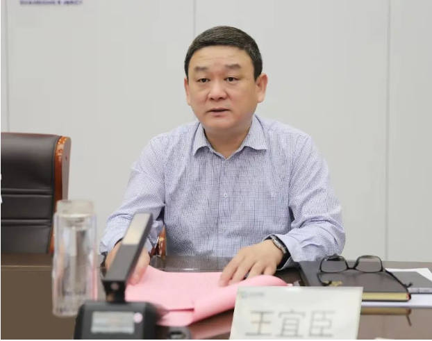 棗礦橡膠公司黨委書記王宜臣主持了會(huì)議，并就貫徹會(huì)議精神提出了要求。他強(qiáng)調(diào)了在安全、環(huán)保、信訪工作上要下更大的功夫，同時(shí)在攻堅(jiān)沖刺方面要采取迅速行動(dòng)。此外，他強(qiáng)調(diào)了拓展升級(jí)的重要性，以促進(jìn)橡膠產(chǎn)業(yè)的持續(xù)發(fā)展。