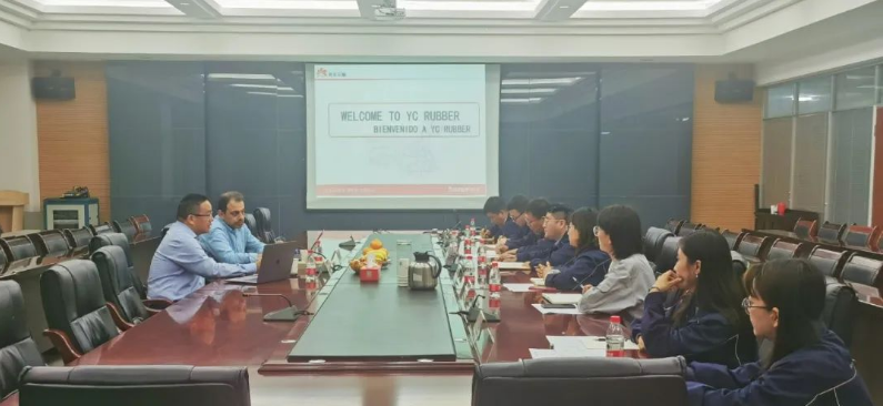 南美地區(qū)的商務(wù)代表蒞臨延長橡膠公司進(jìn)行考察與交流。延長橡膠總經(jīng)理張航偉、海外銷售部經(jīng)理李丹等相關(guān)人員，接待來訪人員。