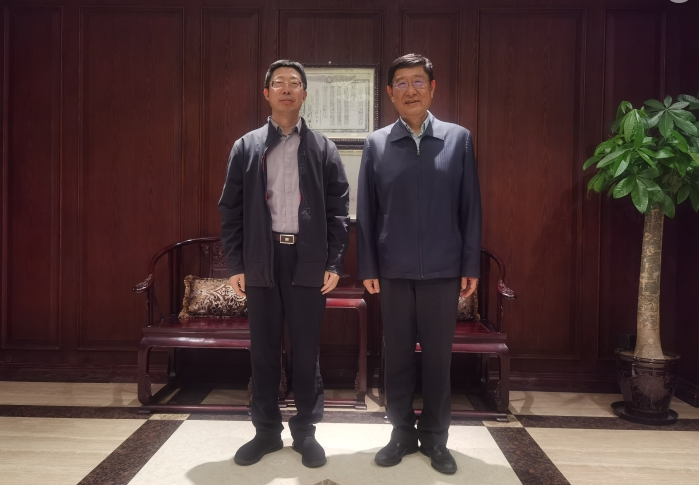 中國(guó)物流與采購(gòu)聯(lián)合會(huì)副會(huì)長(zhǎng)蔡進(jìn)于2023年10月23日訪問(wèn)了雙錢輪胎集團(tuán)有限公司。在訪問(wèn)期間，雙錢輪胎集團(tuán)有限公司的黨委書(shū)記兼董事長(zhǎng)章萬(wàn)友熱情接待了蔡進(jìn)一行，展開(kāi)了深入的交流。中國(guó)物流與采購(gòu)聯(lián)合會(huì)會(huì)長(zhǎng)助理馬增榮陪同。