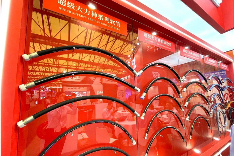 利通科技將產(chǎn)品創(chuàng)新的重心放在“低彎曲、高壓力、長壽命、多功能”上，特別注重橡膠軟管和傳動聯(lián)結(jié)件等領(lǐng)域的技術(shù)創(chuàng)新。公司還著力培育專精特新項目，致力于為工程機械提供關(guān)鍵核心零部件和一站式解決方案。