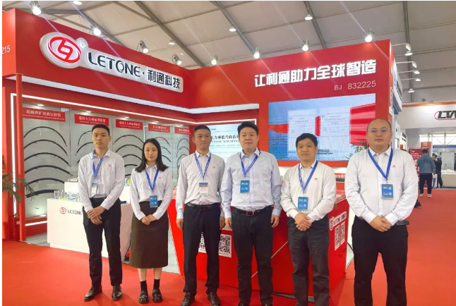 其中，定制化外覆層超耐磨礦用軟管采用高分子材料外覆層，經(jīng)過2000次往復(fù)磨耗試驗(yàn)，質(zhì)量毫無損失，符合GB/T12721-2007標(biāo)準(zhǔn)。另一方面，超級(jí)大力神低彎曲系列軟管以其低于ISO 18752C類標(biāo)準(zhǔn)34%的最小彎曲半徑、高壓力、以及100萬次脈沖次數(shù)的長壽命脫穎而出。這一系列軟管還配備了利通自研軟管接頭和氫化丁腈密封件，具有出色的耐久性。