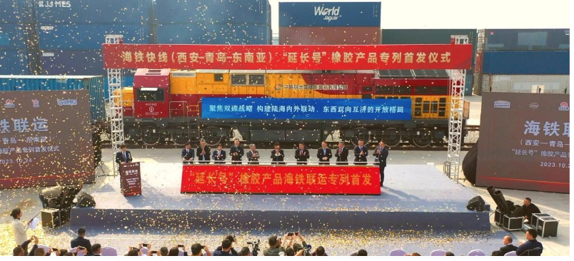 這次“延長號”海鐵聯(lián)運專列的首發(fā)，得益于延長石油依托西安國際港務區(qū)平臺，充分發(fā)揮中遠海運物流優(yōu)勢，進一步延伸企業(yè)服務鏈條，提升客戶體驗，以此擴大“一帶一路”沿線業(yè)務規(guī)模的具體實踐。