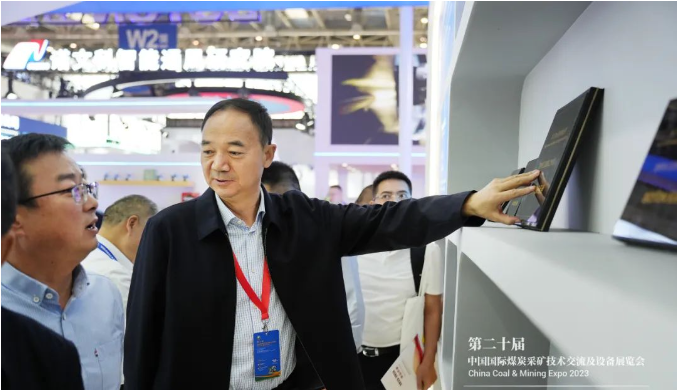 踏歌智行的高級(jí)副總裁胡團(tuán)結(jié)分享了他們的"露天礦無人駕駛運(yùn)輸關(guān)鍵技術(shù)及應(yīng)用"。他表示，他們一直在不斷改進(jìn)產(chǎn)品，提供安全、綠色、高效、經(jīng)濟(jì)的無人運(yùn)輸服務(wù)，從而使采礦更加安全和智能。