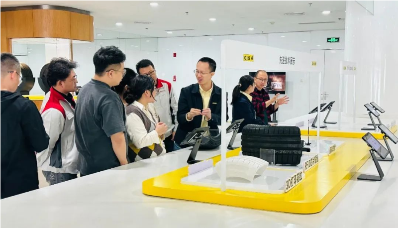 佳通輪胎在長城汽車的哈弗技術(shù)中心二樓展廳舉辦“佳通日”技術(shù)展會，旨在構(gòu)建更緊密的合作關(guān)系，提升服務(wù)質(zhì)量，并夯實雙方在未來市場的技術(shù)規(guī)劃和產(chǎn)品布局。這一活動為雙方提供了深入交流的機(jī)會，共同探討未來高質(zhì)量發(fā)展的途徑。