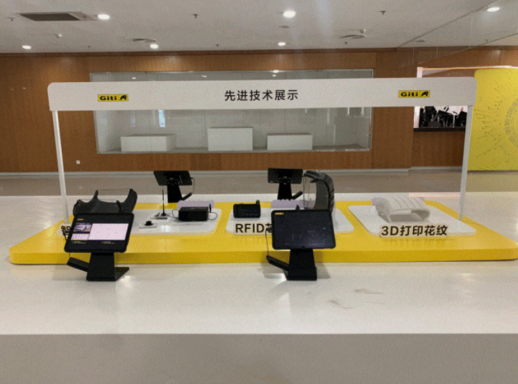 佳通輪胎在長城汽車的哈弗技術(shù)中心二樓展廳舉辦“佳通日”技術(shù)展會，旨在構(gòu)建更緊密的合作關(guān)系，提升服務(wù)質(zhì)量，并夯實雙方在未來市場的技術(shù)規(guī)劃和產(chǎn)品布局。這一活動為雙方提供了深入交流的機(jī)會，共同探討未來高質(zhì)量發(fā)展的途徑。