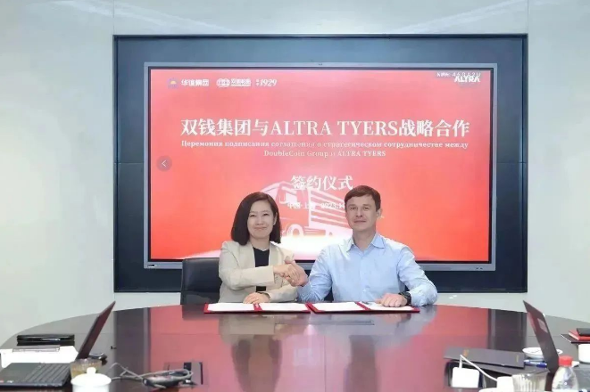 為拓寬市場(chǎng)輻射范圍，日前，雙錢輪胎集團(tuán)有限公司與ALTRA TYRES公司舉行戰(zhàn)略合作簽約儀式。該合作將深化雙錢在哈薩克斯坦地區(qū)TBR(卡客車輪胎)、PCR(乘用車輪胎)、OTR(工程機(jī)械輪胎)全系列輪胎的銷售，同時(shí)包括海外倉儲(chǔ)等項(xiàng)目，為雙錢公司開拓中亞市場(chǎng)帶來新機(jī)遇。