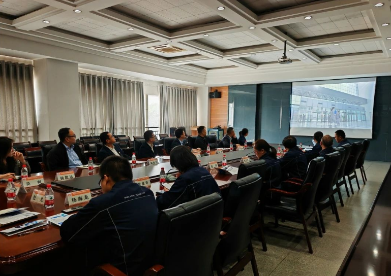 西咸人才集團政策服務部部長趙楠、魔繭科技有限公司副總經理王民、科技服務部部長溫陸宇等一行蒞臨延長橡膠公司，就技術合作事宜進行了座談交流。參與座談的還有延長橡膠公司的技術專家董毛華和研發(fā)中心的相關人員。