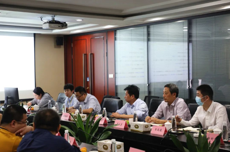 在寧?？h科協(xié)主席吳衛(wèi)東、建新黨總支書記、工會(huì)主席陳春學(xué)、科協(xié)主席呂遠(yuǎn)通、科協(xié)副主席潘斌等人陪同下，教授專家團(tuán)隊(duì)參觀了建新的試驗(yàn)中心和減震工廠，深入了解了該公司工業(yè)操作系統(tǒng)及其在減震配件制造等領(lǐng)域的實(shí)際應(yīng)用。