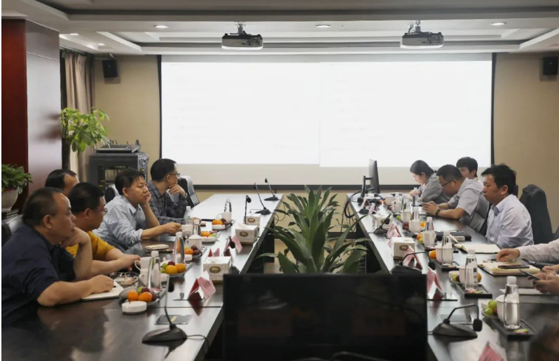 接下來(lái)，雙方深入討論了低氣味、低VOC密封條產(chǎn)品的開(kāi)發(fā)，低動(dòng)靜比耐老化減震材料開(kāi)發(fā)，橡膠材料和金屬/塑料基材骨架的粘連性改善等技術(shù)難題，并與建新的技術(shù)團(tuán)隊(duì)一同探討研究課題對(duì)實(shí)際生產(chǎn)技術(shù)的應(yīng)用和提升，為建新提供了更多科研支持。