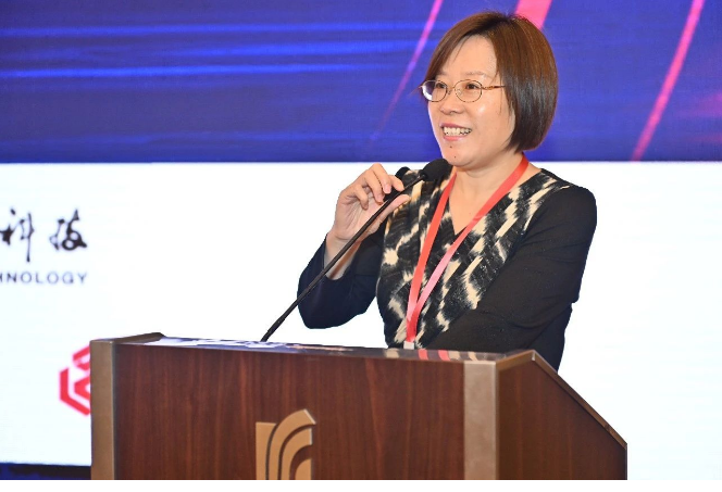 中國(guó)橡膠工業(yè)協(xié)會(huì)會(huì)長(zhǎng)徐文英在會(huì)上致辭，表達(dá)了對(duì)賽象集團(tuán)創(chuàng)始人張芝泉老先生創(chuàng)業(yè)精神的敬意，和對(duì)賽象未來(lái)發(fā)展的良好祝愿。  徐文英在致辭中表示，中國(guó)輪胎排名的一個(gè)重要意義，是用數(shù)據(jù)記載輪胎企業(yè)的發(fā)展變遷，給大家以啟迪和思考。盡管?chē)?guó)內(nèi)輪胎企業(yè)在與國(guó)際巨頭的競(jìng)爭(zhēng)中還有一段路要走，但她強(qiáng)調(diào)，要從五個(gè)方面分析當(dāng)前的盈利因素，警示許多有利因素正在發(fā)生變化，需要謹(jǐn)慎看待明年的市場(chǎng)形勢(shì)。
