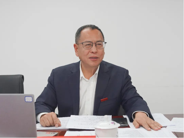 王占杰理事長在總結(jié)發(fā)言中首先介紹了我國塑料加工業(yè)前三季度的經(jīng)濟(jì)運(yùn)行情況。盡管面對(duì)復(fù)雜嚴(yán)峻的國際環(huán)境和需求不足，我國塑料加工業(yè)仍在努力應(yīng)對(duì)，總體呈現(xiàn)出穩(wěn)步恢復(fù)向好的態(tài)勢(shì)。前三季度，各項(xiàng)經(jīng)濟(jì)運(yùn)行指標(biāo)普遍好于預(yù)期，塑料制品產(chǎn)量持續(xù)增加，利潤率呈上升趨勢(shì)，出口同比降幅收窄。我國塑料加工業(yè)具有巨大的潛力和韌性，發(fā)展穩(wěn)定，長期向好的基本面仍然堅(jiān)實(shí)。
