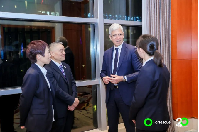 寶通科技與Fortescue me<i></i>tals Group的合作關系深厚，董事長包志方曾多次率團前往澳大利亞，與Fortescue在珀斯總部和黑德蘭港等地進行密切交流，留下了寶通交流團的足跡。Fortescue的現(xiàn)場團隊對寶通的技術和產品表示高度贊譽。在2023年，F(xiàn)ortescue的各團隊共三次前來寶通進行訪問，雙方就寶通全球化的現(xiàn)場服務以及新技術應用展開了更深入的探討。特別是在綠色生產和碳中和方面，寶通科技與Fortescue都堅定地擁有相同的理念和目標。