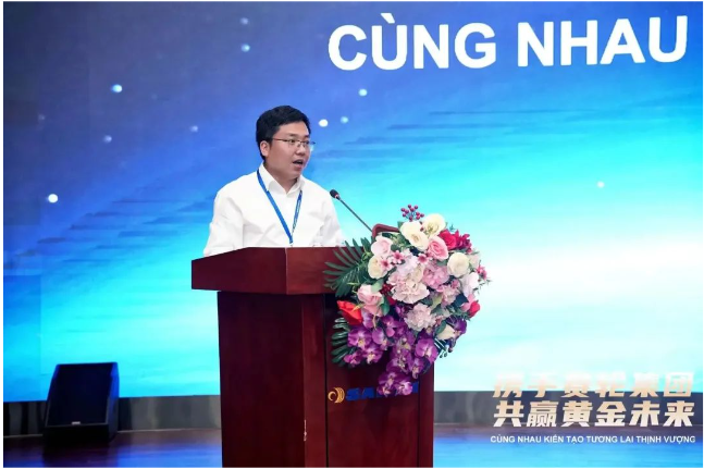 日前，賽輪集團(tuán)2023年度越南TBR優(yōu)秀經(jīng)銷商大會(huì)召開，來(lái)自越南的120多位TBR經(jīng)銷商伙伴參加。會(huì)議以“攜手賽輪集團(tuán) 共贏黃金未來(lái)”為主題，國(guó)家橡膠與輪胎工程技術(shù)研究中心主任、賽輪集團(tuán)名譽(yù)董事長(zhǎng)袁仲雪出席并致辭。
