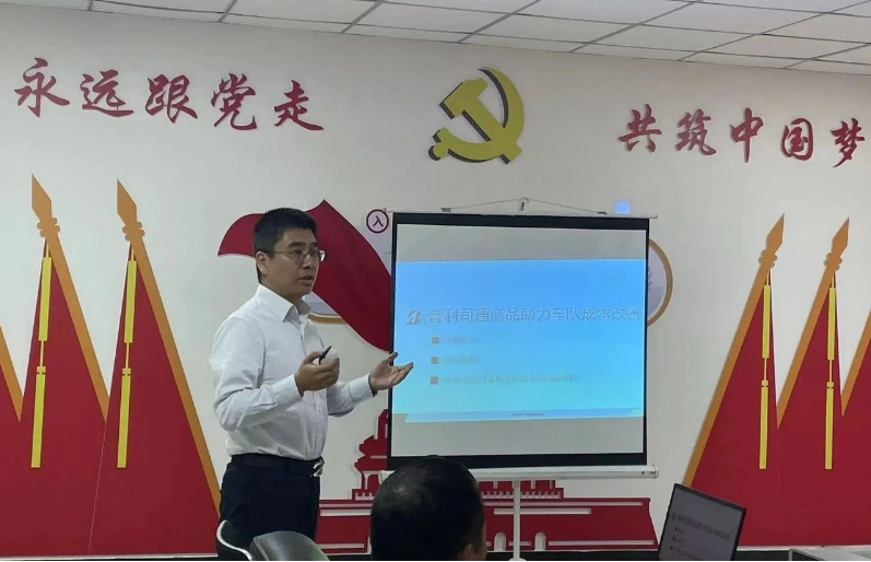 普利司通中國(guó)投資有限公司董錚課長(zhǎng)在會(huì)上詳細(xì)解讀了“普利司通”輪胎的特點(diǎn)、優(yōu)點(diǎn)以及如何實(shí)現(xiàn)省油，為廣大物流企業(yè)實(shí)現(xiàn)成本降低提供了實(shí)質(zhì)性的支持。