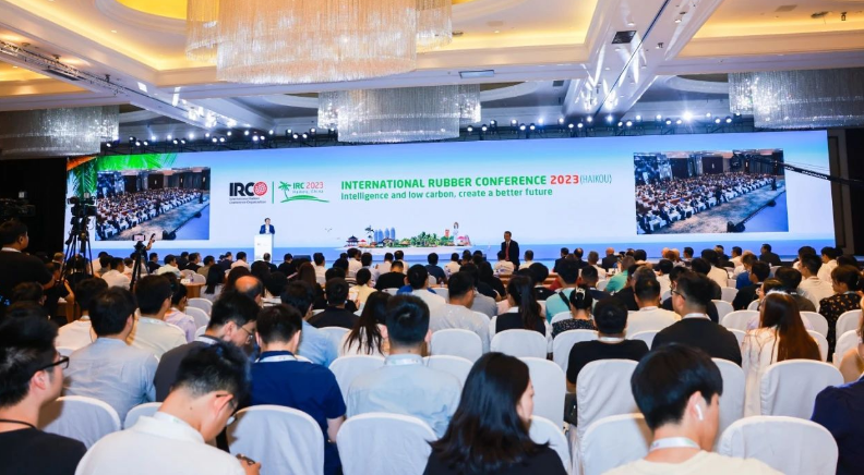 以“智能低碳，共創(chuàng)美好未來”為主題的2023年國際橡膠會議在?？诔晒φ匍_，此次為期三天的盛會吸引了來自約20個國家和地區(qū)的近千位嘉賓和代表參與，共同探討橡膠產(chǎn)業(yè)的發(fā)展趨勢、綠色轉(zhuǎn)型、產(chǎn)業(yè)結(jié)構(gòu)調(diào)整優(yōu)化以及橡膠工業(yè)的最新技術(shù)進展等重要議題。江蘇興達鋼簾線有限公司副總經(jīng)理兼營銷中心總經(jīng)理劉濤親自帶隊出席。