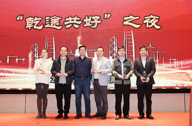 李衛(wèi)東會(huì)長(zhǎng)為本次大會(huì)給予大力支持的單位頒發(fā)了“特殊貢獻(xiàn)獎(jiǎng)”獎(jiǎng)杯。這次以“穩(wěn)鏈、延鏈、強(qiáng)鏈”為主題的會(huì)議，成功為我國(guó)輪胎循環(huán)利用行業(yè)探索了新的路徑，為產(chǎn)業(yè)鏈的優(yōu)化升級(jí)貢獻(xiàn)了新的智慧。