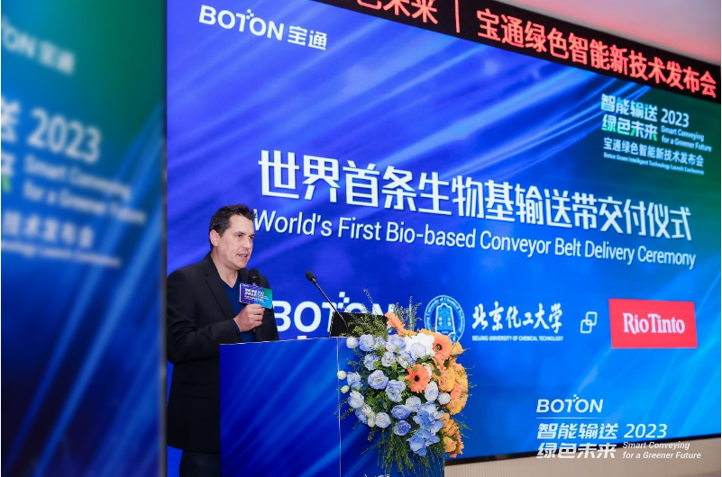 力拓集團全球采購固定設備采購總監(jiān)Jo<i></i>nathan Wilson先生親手接過世界第一條生物基輸送帶，并表示：“可持續(xù)發(fā)展、ESG、綠色節(jié)能低碳是力拓追求的目標，寶通與力拓戰(zhàn)略理念相契合，且不斷為力拓提供具有競爭力的產(chǎn)品與優(yōu)質(zhì)的服務，并持續(xù)創(chuàng)新，不斷開發(fā)低滾阻、超耐磨，以及此次交付的生物基輸送帶。這次來到寶通，接觸到寶通的智能系統(tǒng)，感到非常驚艷，寶通的數(shù)字化水平給我留下了深刻的印象，我很期待未來力拓與寶通合作雙贏!”