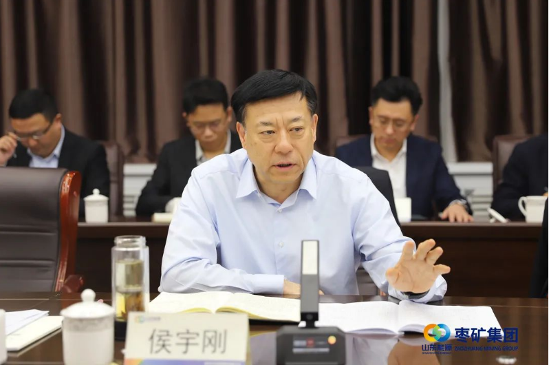 侯宇剛強調(diào)，要敏銳認(rèn)識當(dāng)前形勢，保持持續(xù)發(fā)力，鞏固已取得的良好發(fā)展態(tài)勢。他著重強調(diào)，必須加速橡膠產(chǎn)業(yè)的拓展和升級，使其在規(guī)模上更為龐大且更具競爭力。與此同時，他還要求加快建設(shè)橡膠產(chǎn)業(yè)研究院，提升科技研發(fā)能力，通過強化核心技術(shù)攻關(guān)為企業(yè)長遠(yuǎn)發(fā)展提供堅實保障。在對明年工作的規(guī)劃中，侯宇剛強調(diào)要科學(xué)謀劃，敢于突破，發(fā)揮各自優(yōu)勢，形成整體合力，解決制約企業(yè)發(fā)展的問題，凝聚“一家人、一盤棋、一條心”的強大合力。