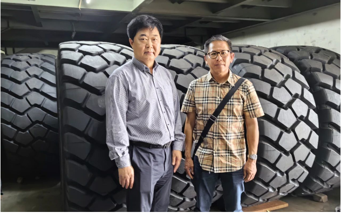 尚吉永主席向?qū)Ψ浇榻B了萬達集團的發(fā)展狀況以及萬達寶通輪胎產(chǎn)品的優(yōu)勢。他充分肯定了當前的合作成果，并表達了對未來合作的信心。尚主席表示希望未來雙方能夠繼續(xù)密切合作，力爭在2024年實現(xiàn)銷量翻番。此次交流為萬達寶通輪胎在東南亞市場的推廣以及合作資源的拓展奠定了堅實基礎(chǔ)，有望為其在東南亞市場的快速發(fā)展提供有力支持，助力萬達集團更快速地拓展國際市場。