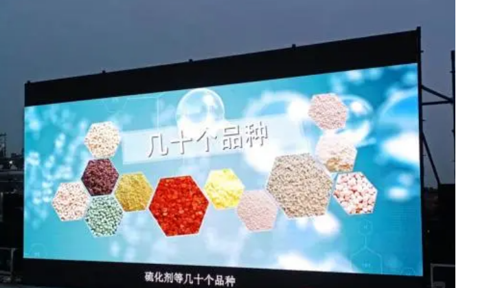 該項目是由山東尚舜化工與清華大學(xué)陳丙珍院士團(tuán)隊共同研發(fā)，采用了連續(xù)化溶劑法清潔生產(chǎn)技術(shù)。該技術(shù)不僅提高了產(chǎn)品純度3個百分點，收率也得到了5個百分點的提升。整個生產(chǎn)過程實現(xiàn)了連續(xù)化和自動化，極大地提高了本質(zhì)安全水平。在生產(chǎn)過程中，采用溶劑提純產(chǎn)品，廢水排放量降低了80%以上，廢鹽排放量更是減少了90%以上，從而圓滿解決了長期困擾行業(yè)的環(huán)保問題。